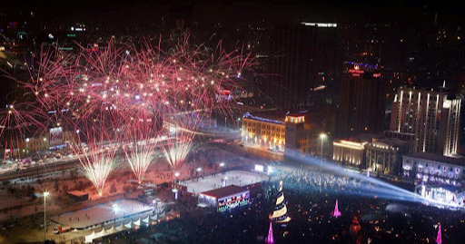 Төв талбайд он солигдох торгон мөчийг нийслэлчүүдтэйгээ хамт угтах уран бүтээлчид